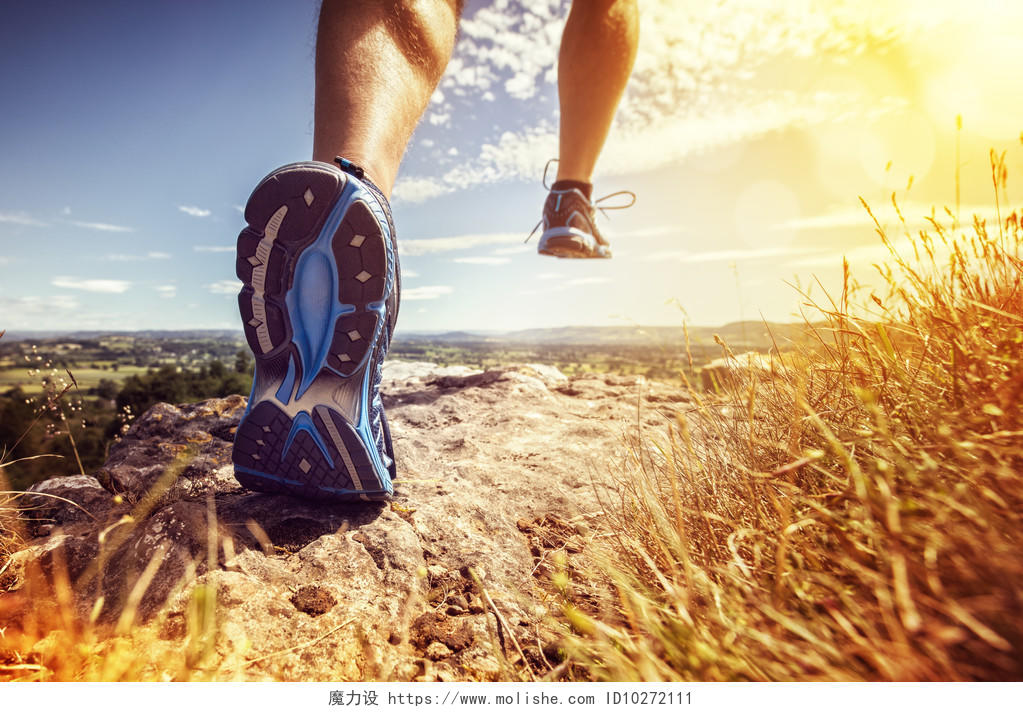 户外越野跑在夏天阳光锻炼健身健康奋斗奋斗奋斗坚持克服困难运动健身户外跑步